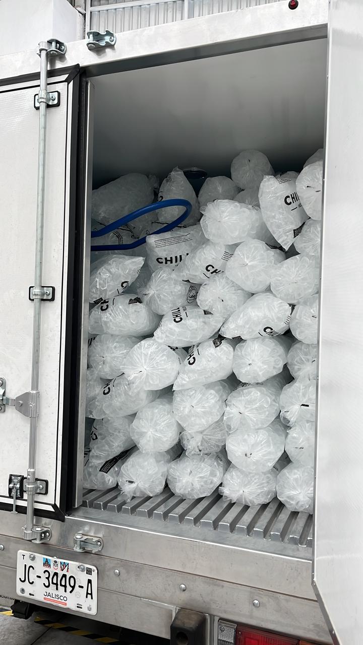 Camión CHILL ICE cargado con bolsas de hielo